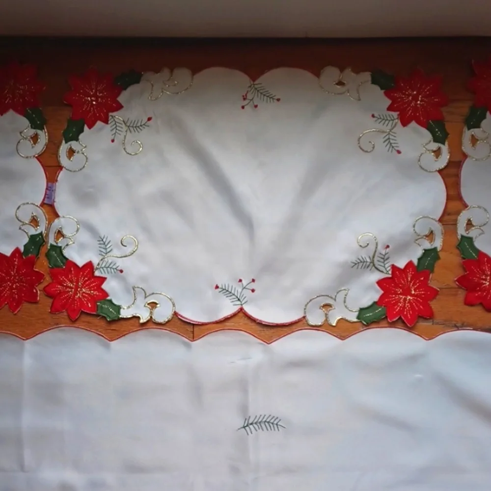 Poinsettia Red Embroidery Table Cloth 51 W 68L  Cream 5 Matching Place Settings